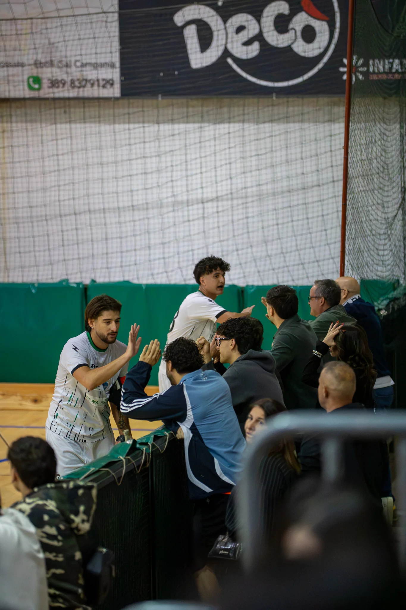Persone della CRESH a bordo pista durante il match casalingo