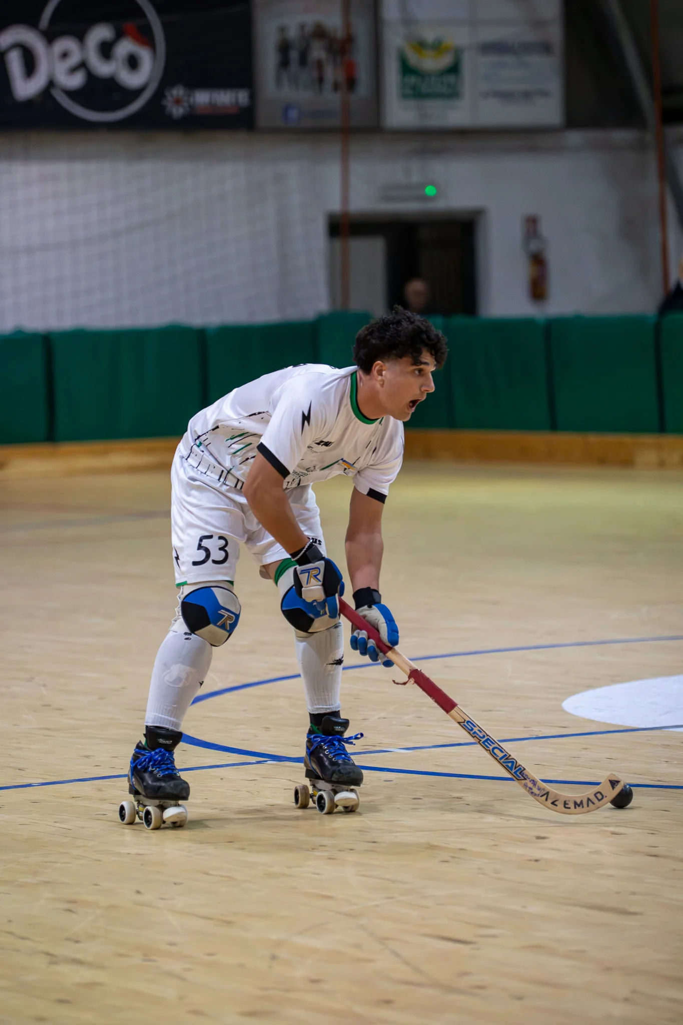 Un atleta CRESH controlla la pallina in partita