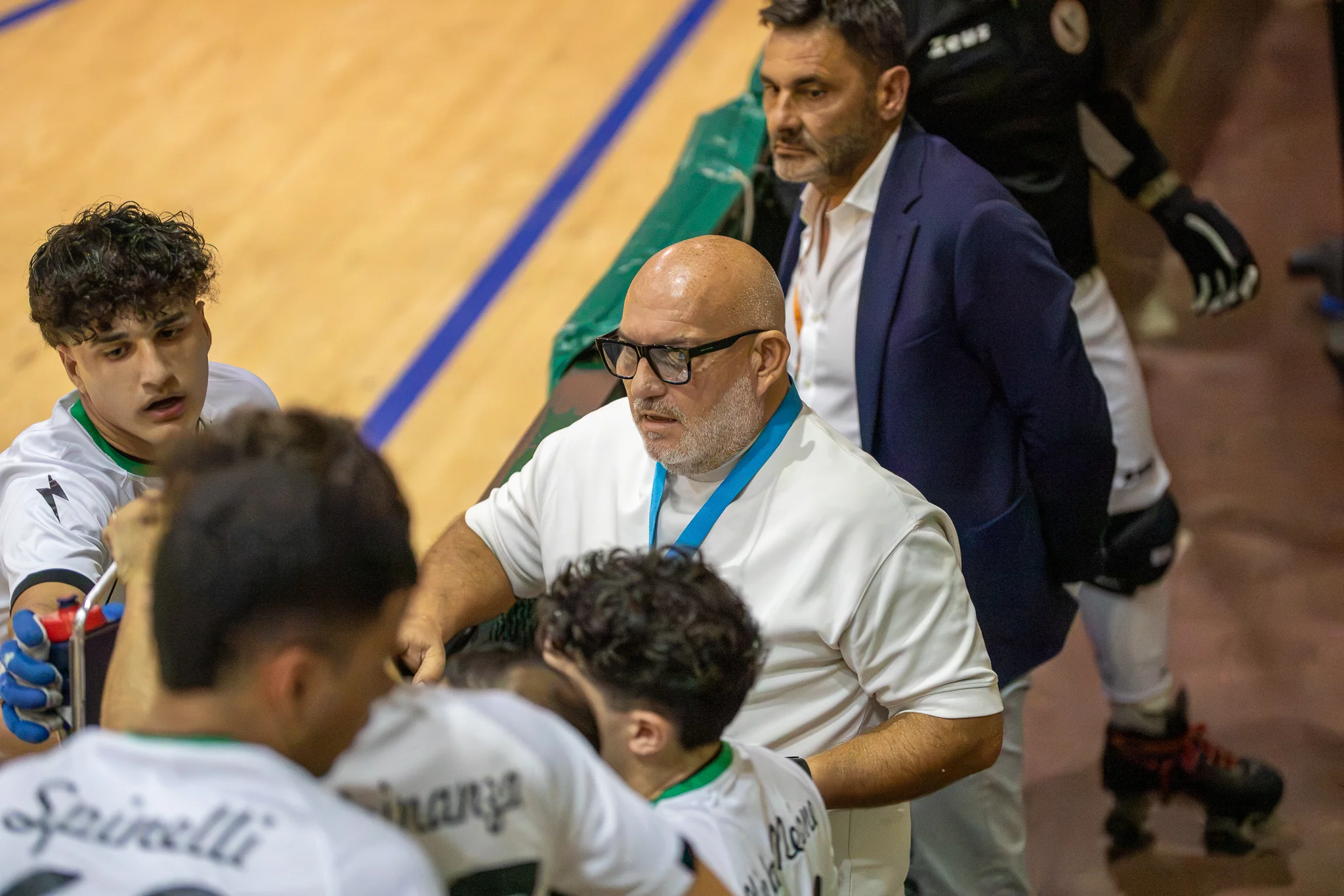 Persone della CRESH a bordo pista durante il match casalingo