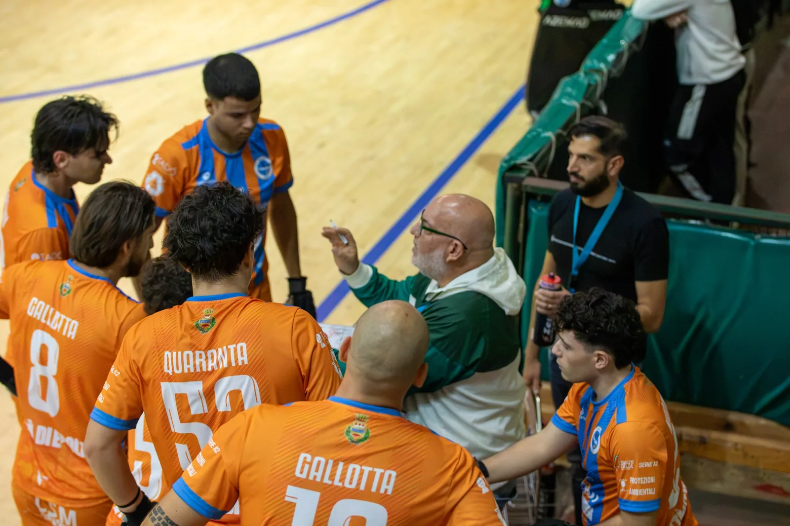 Gli atleti della CRESH riuniti con l’allenatore durante un timeout