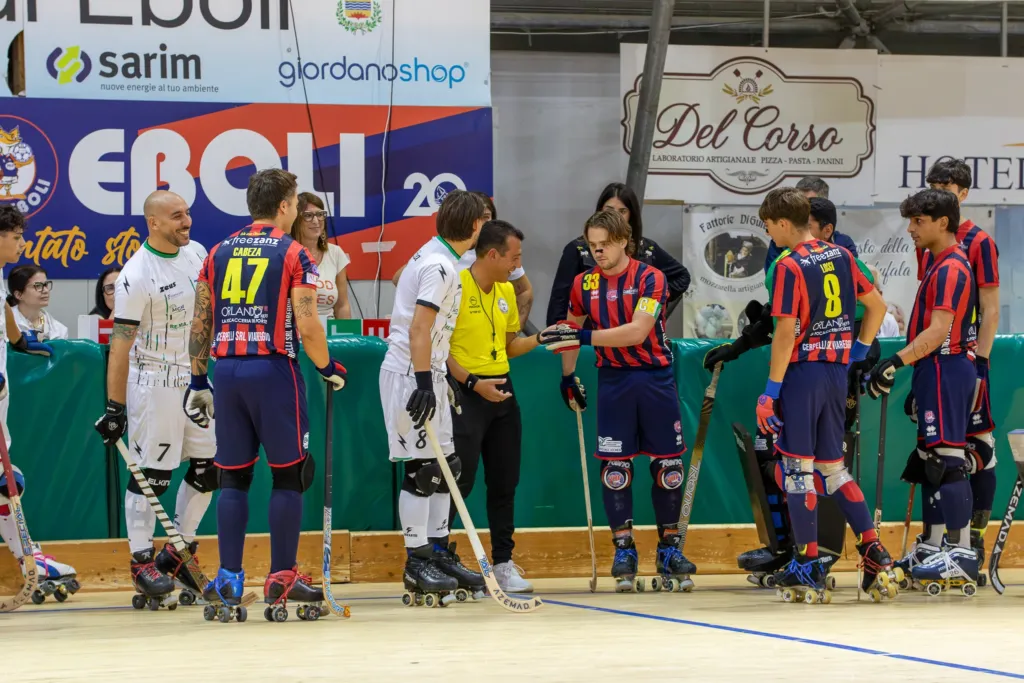 Giocatori del Versilia Hockeyforte e della CRESH prima della gara d’andata a Eboli, 26 settembre 2026 · foto d’archivio